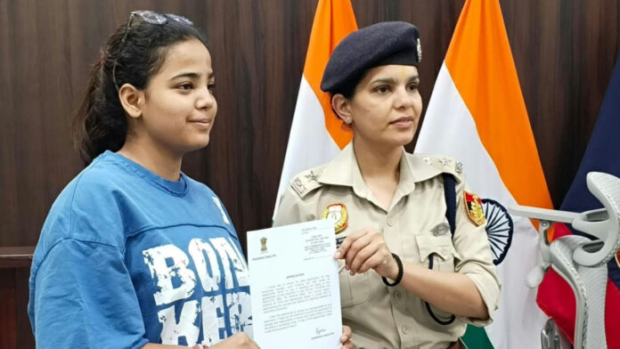 स्नैचरों से भिड़ गई दिल्ली की बेटी! स्कूटी पर पीछा कर दो बदमाशों को पहुंचाया सलाखों के पीछे