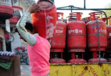 पाकिस्तान में LPG सिलेंडर 8000 पार, क्या भारत में भी महंगी हुई गैस? जानें आज के ताजा रेट