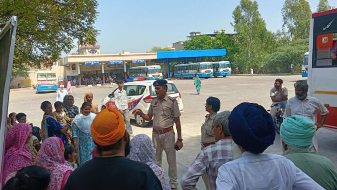 रतिया बस स्टैंड पर यात्रियों को राहवीर योजना, साइबर सुरक्षा व डायल-112 के प्रति किया जागरूक
