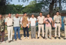 एक लाख के इनामी बदमाश से मुठभेड़, पैर में गोली लगने के बाद गिरफ्तार