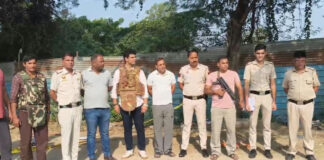 एक लाख के इनामी बदमाश से मुठभेड़, पैर में गोली लगने के बाद गिरफ्तार