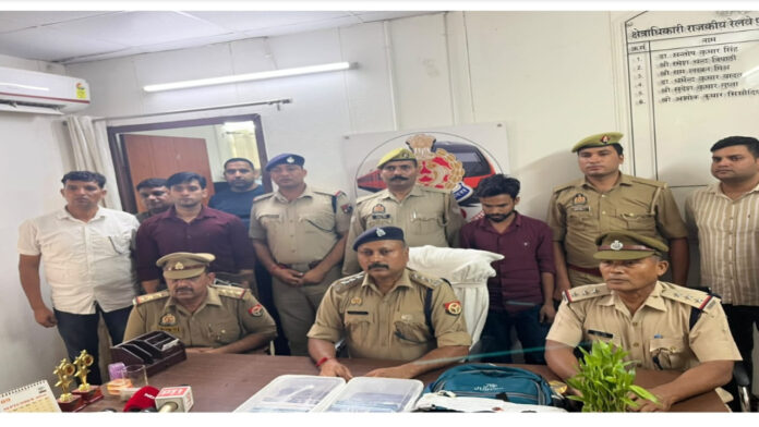 गाजियाबाद में पुलिस की बड़ी कार्रवाई, चोरी के 100 मोबाइल के साथ आरोपी गिरफ्तार