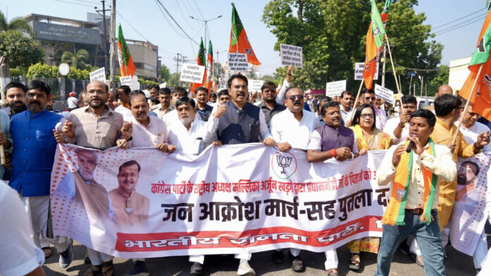 BJP का खरगे पर हल्लाबोल, पुतला फूंका, सरावगी बोले- 'राहुल-खरगे कान पकड़कर'