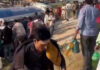 कार को बचाने के प्रयास में हाईवे पर पलटा पेट्रोल से भरा टैंकर, तेल लूटने उमड़े ग्रामीण