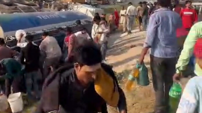 कार को बचाने के प्रयास में हाईवे पर पलटा पेट्रोल से भरा टैंकर, तेल लूटने उमड़े ग्रामीण