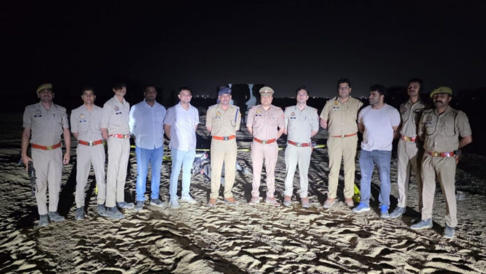 छिनैती के फरार आरोपियों से पुलिस की मुठभेड़, पैर में लगी गोली, सोने की चेन और बाइक बरामद