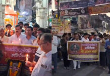 मुजफ्फरनगर: सड़क हादसे में जान गंवाने वाले दरोगा अरुण चाहर को कैंडल मार्च निकालकर दी श्रद्धांजलि, नम आंखों से किया याद