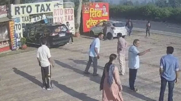 मुज़फ़्फ़रनगर में ढाबे के बाहर खोखे में घुसी बेकाबू कार: बाइक सवार बाल-बाल बचा, NH-58 स्थित शिवा टूरिस्ट ढाबे पर हुआ हादसा, CCTV फुटेज वायरल