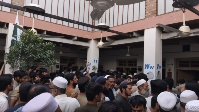 पाकिस्तान में स्कूल की छत गिरने से बड़ा हादसा, 13 साल से कम उम्र के 28 बच्चों की मौत