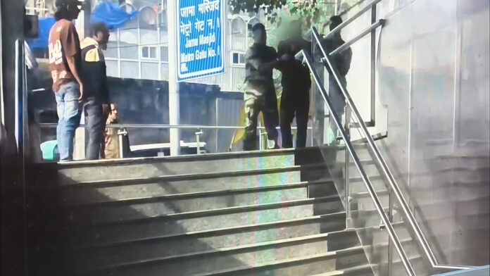 संदिग्ध बैग लेकर भागा यात्री, सीआईएसएफ जवान ने दिखाई फिल्मी फुर्ती, गेट पर ही दबोचा