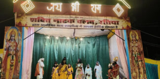 रामलीला मंचन में भारत मिलाप का मार्मिक दृश्य दिखाया गया