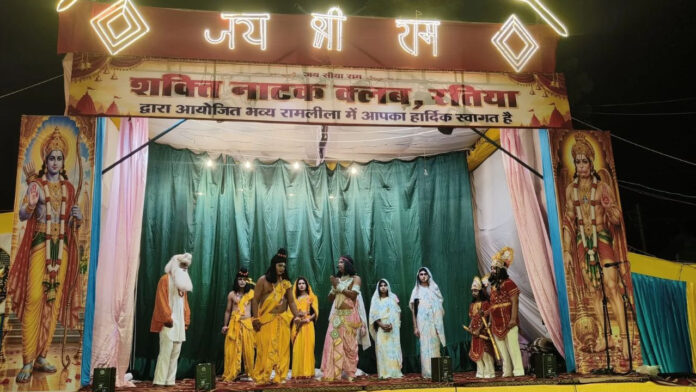 रामलीला मंचन में भारत मिलाप का मार्मिक दृश्य दिखाया गया