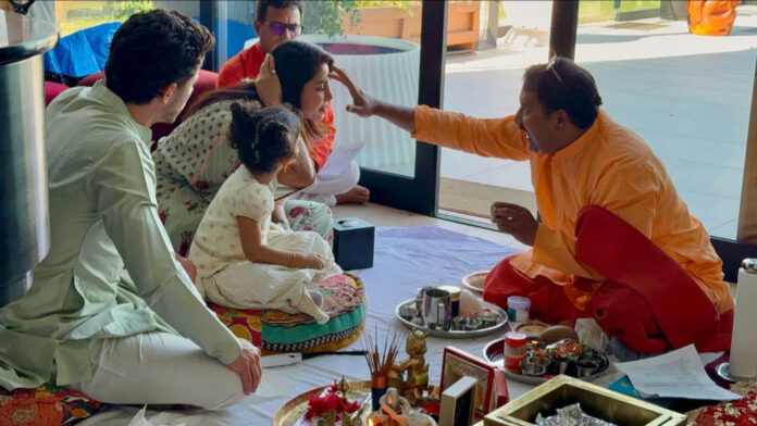 विदेश में भी नहीं भूलीं प्रियंका चोपड़ा अपनी परंपराएं, पति निक और बेटी मालती संग की दशहरा पूजा