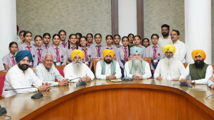 पंजाब विधानसभा ने विद्यार्थियों के लिए खोले द्वार; मुख्यमंत्री भगवंत सिंह मान ने उन्हें बड़े सपने देखने के लिए किया प्रेरित