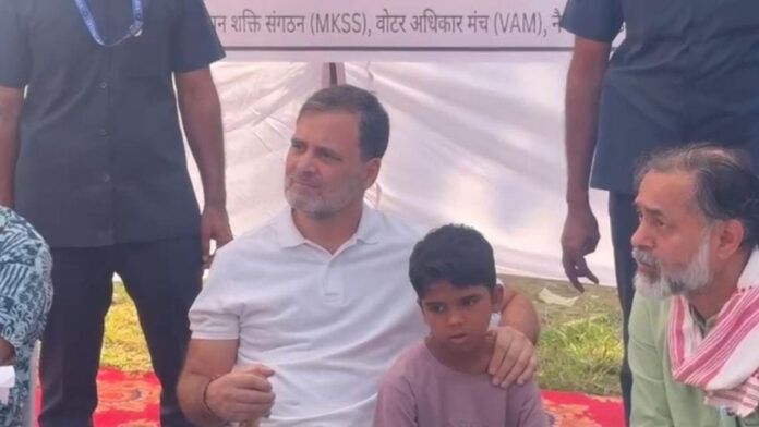 वोटर लिस्ट से नाम कटने की शिकायतों के बीच त्रिलोकपुरी पहुंचे राहुल गांधी