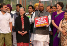 'सेव डेमोक्रेसी मार्च' से गरमाई दिल्ली की सियासत, आज CEC के खिलाफ EC मुख्यालय तक राहुल-अखिलेश समेत 150 सांसद करेंगे प्रदर्शन