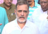 'FIR से नहीं डरता' राहुल गांधी का ऐलान, विपक्षी सांसदों संग जंतर-मंतर पर जोरदार प्रदर्शन जारी