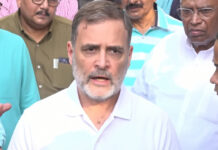 'FIR से नहीं डरता' राहुल गांधी का ऐलान, विपक्षी सांसदों संग जंतर-मंतर पर जोरदार प्रदर्शन जारी
