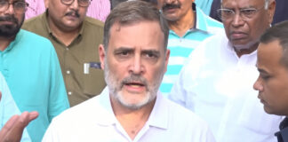 'FIR से नहीं डरता' राहुल गांधी का ऐलान, विपक्षी सांसदों संग जंतर-मंतर पर जोरदार प्रदर्शन जारी
