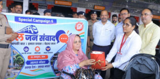 रेलवे स्टेशनों पर रेल जन संवाद, अधिकारियों ने सुनीं यात्रियों की समस्याएं