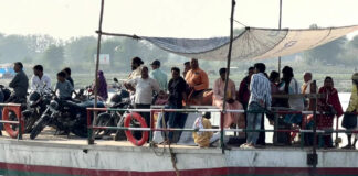 यमुना में ओवरलोड स्टीमर और नावों से हादसे का खतरा, सुरक्षा नियमों की अनदेखी