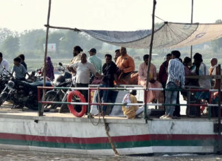 यमुना में ओवरलोड स्टीमर और नावों से हादसे का खतरा, सुरक्षा नियमों की अनदेखी