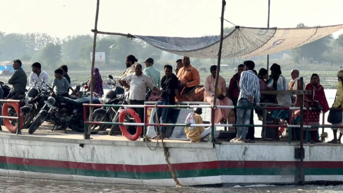 यमुना में ओवरलोड स्टीमर और नावों से हादसे का खतरा, सुरक्षा नियमों की अनदेखी