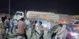 मुजफ्फरनगर का बिलासपुर कट बना दंगल का मैदान: बाइक में मामूली साइड लगने पर दो गुटों में मारपीट, VIDEO वायरल