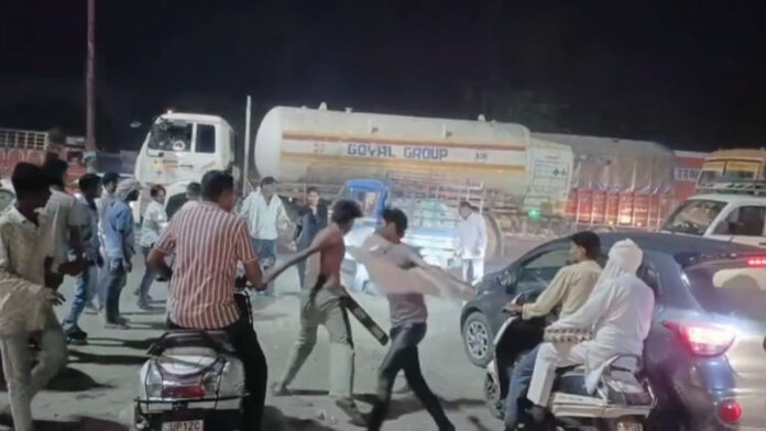 मुजफ्फरनगर का बिलासपुर कट बना दंगल का मैदान: बाइक में मामूली साइड लगने पर दो गुटों में मारपीट, VIDEO वायरल