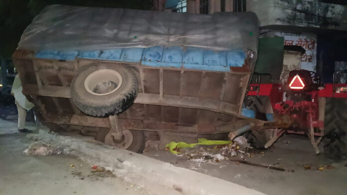 मुजफ्फरनगर में चीनी से भरी ओवरलोड ट्रैक्टर ट्रॉली ने सेब विक्रेता को कुचला, गंभीर घायल