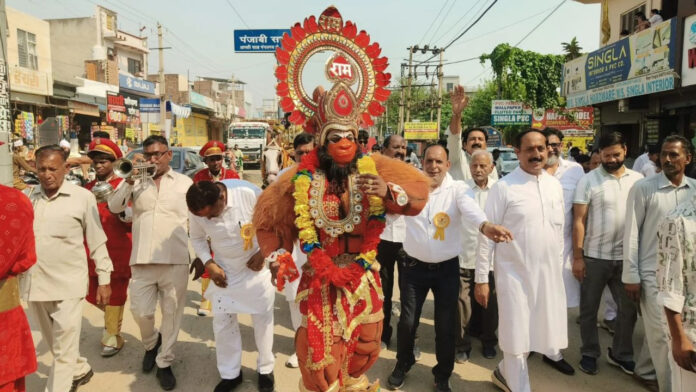 दशहरा झांकी को समाजसेवी विक्की मेहता ने झंडी देकर किया रवाना सागर आर्ट की झांकियां ने शहर वासियों को किया रोमांचित