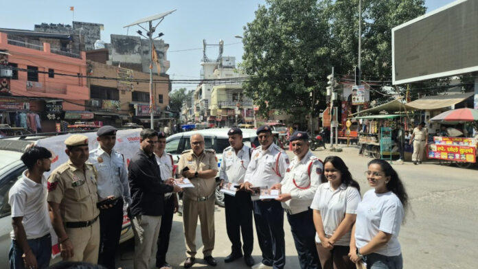 गांधी नगर में नुक्कड़ नाटक ने खोली लापरवाही की पोल, 280 लोगों ने जाना सुरक्षित सफर का मंत्र