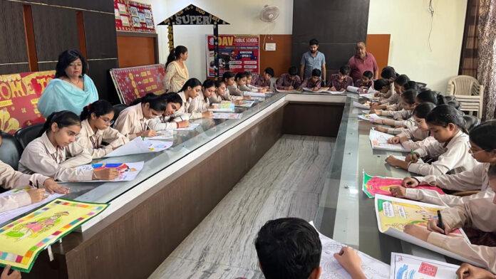 डी.ए.वी. स्कूल रतिया में महाराजा अग्रसेन के आदर्शों को विद्यार्थियों ने चित्रों के माध्यम से जीवंत किया