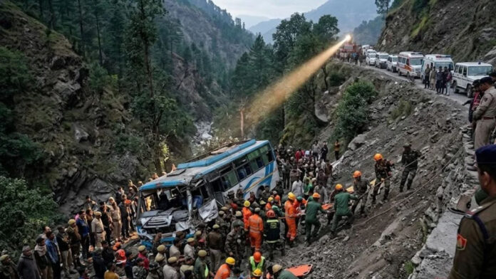 जम्मू-कश्मीर के उधमपुर में खाई में गिरी बस, 2 लोगों की मौत, 15 घायल