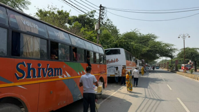 पार्किंग होने के बावजूद सड़क पर खड़ी टूरिस्ट बसें, राहगीरों की जान पर मंडरा रहा संकट