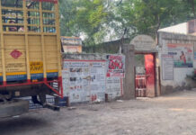 दो ट्रकों के बीच फंसा कर्मचारी, हालत गंभीर