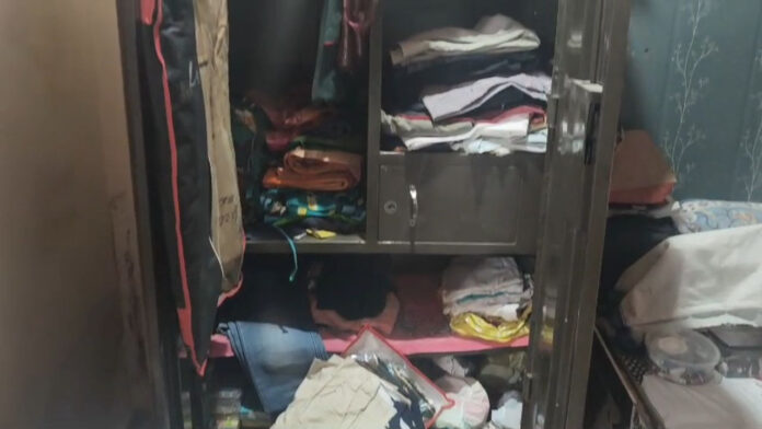 बंद फ्लैट को बनाया निशाना, दो लाख नकद समेत लाखों के आभूषण ले गए चोर