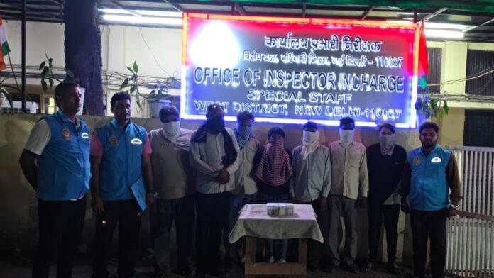 होटल के कमरे में चल रहा था जुए का खेल, पश्चिमी जिला पुलिस की छापेमारी से मचा हड़कंप
