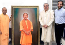 पद्मश्री कृष्ण कन्हाई ने सीएम योगी को भेंट किया विशाल पोर्ट्रेट, आर्ट गैलरी आने का दिया निमंत्रण